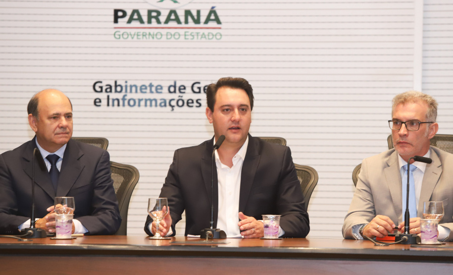 Balanço final da Operação Verão 2018/2019 foi apresentado nesta quinta-feira (14), em reunião no Palácio Iguaçu, com o governador Carlos Massa Ratinho Junior, o secretário da Segurança Pública e Administração Penitenciária, Luiz Felipe Carbonell, o secretário da Comunicação Social e Cultura, Hudson José e representantes de todas as secretarias e órgãos envolvidos nas atividades. - Curitiba, 14/03/2019 - Foto: Rodrigo Félix Leal/ANPr