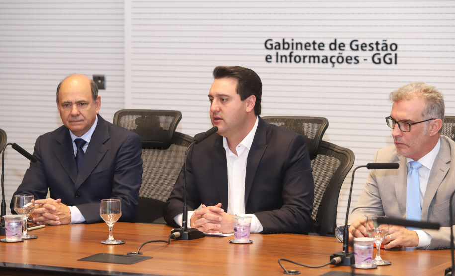 Balanço final da Operação Verão 2018/2019 foi apresentado nesta quinta-feira (14), em reunião no Palácio Iguaçu, com o governador Carlos Massa Ratinho Junior, o secretário da Segurança Pública e Administração Penitenciária, Luiz Felipe Carbonell, o secretário da Comunicação Social e Cultura, Hudson José e representantes de todas as secretarias e órgãos envolvidos nas atividades. - Curitiba, 14/03/2019 - Foto: Rodrigo Félix Leal/ANPr