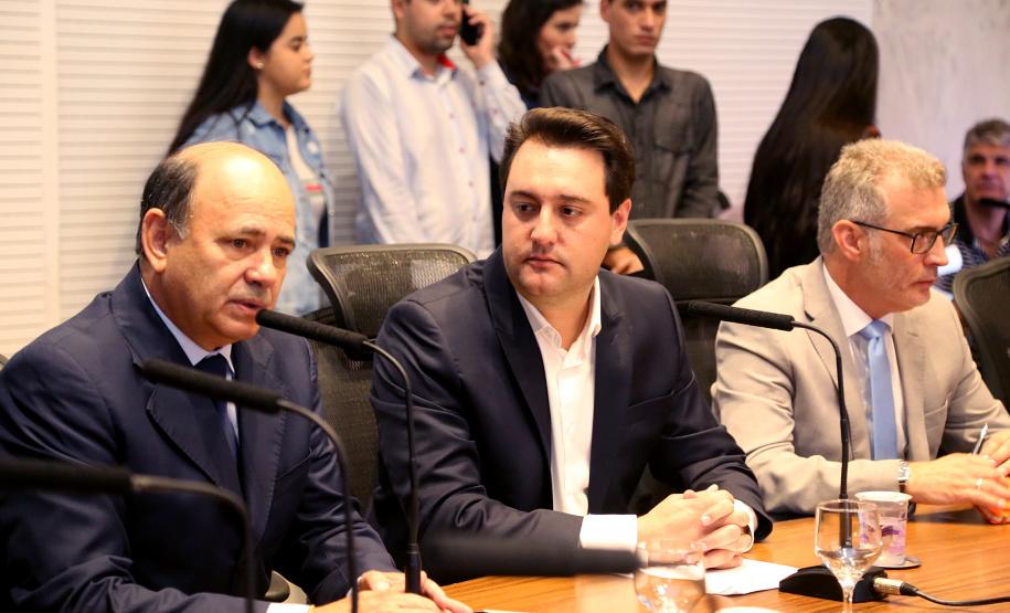 O balanço final da "Operação Verão" foi apresentado nesta quinta-feira (14), em reunião no Palácio Iguaçu, do governador Carlos Massa Ratinho Junior, o secretário da Segurança Pública e Administração Penitenciária, Luiz Felipe Carbonell, e representantes de todas as secretarias e órgãos envolvidos nas atividades..Foto de Gilson Abreu/ANPr - 14.03.2019