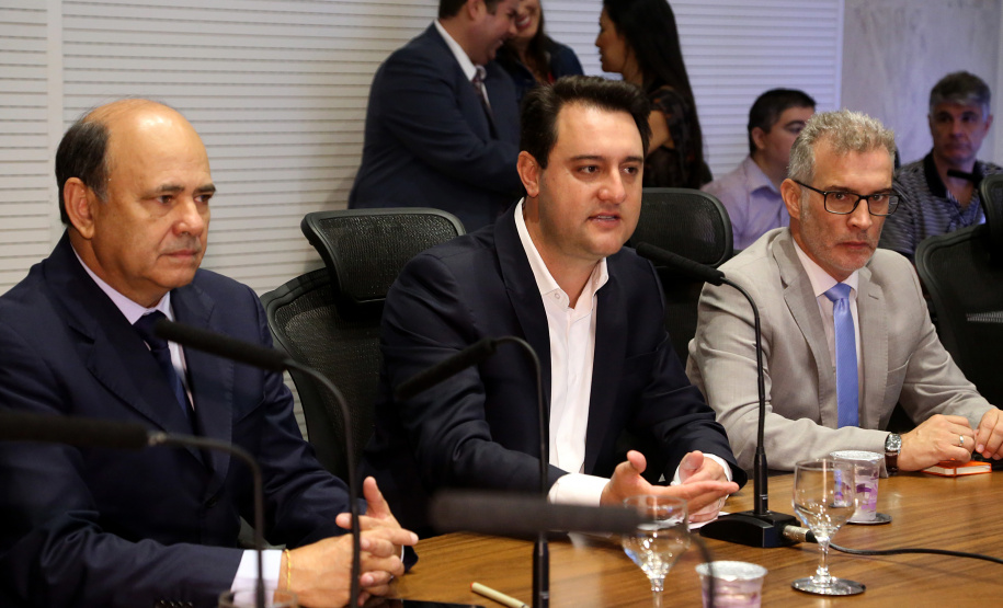 O balanço final da "Operação Verão" foi apresentado nesta quinta-feira (14), em reunião no Palácio Iguaçu, do governador Carlos Massa Ratinho Junior, o secretário da Segurança Pública e Administração Penitenciária, Luiz Felipe Carbonell, e representantes de todas as secretarias e órgãos envolvidos nas atividades..Foto de Gilson Abreu/ANPr - 14.03.2019