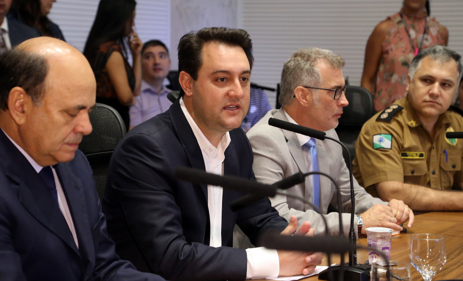 O balanço final da "Operação Verão" foi apresentado nesta quinta-feira (14), em reunião no Palácio Iguaçu, do governador Carlos Massa Ratinho Junior, o secretário da Segurança Pública e Administração Penitenciária, Luiz Felipe Carbonell, e representantes de todas as secretarias e órgãos envolvidos nas atividades..Foto de Gilson Abreu/ANPr - 14.03.2019