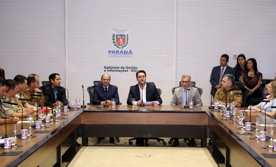 O balanço final da "Operação Verão" foi apresentado nesta quinta-feira (14), em reunião no Palácio Iguaçu, do governador Carlos Massa Ratinho Junior, o secretário da Segurança Pública e Administração Penitenciária, Luiz Felipe Carbonell, e representantes de todas as secretarias e órgãos envolvidos nas atividades..Foto de Gilson Abreu/ANPr - 14.03.2019