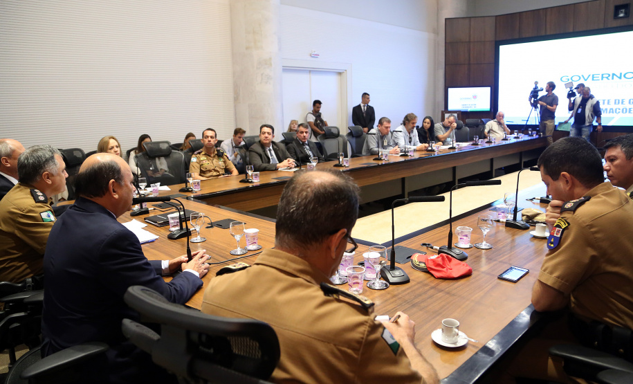 O balanço final da "Operação Verão" foi apresentado nesta quinta-feira (14), em reunião no Palácio Iguaçu, do governador Carlos Massa Ratinho Junior, o secretário da Segurança Pública e Administração Penitenciária, Luiz Felipe Carbonell, e representantes de todas as secretarias e órgãos envolvidos nas atividades..Foto de Gilson Abreu/ANPr - 14.03.2019