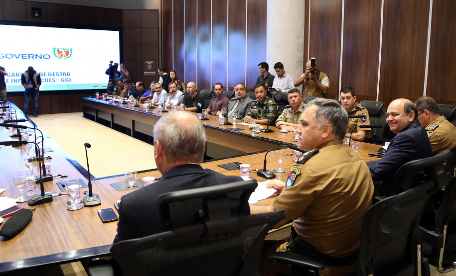 O balanço final da "Operação Verão" foi apresentado nesta quinta-feira (14), em reunião no Palácio Iguaçu, do governador Carlos Massa Ratinho Junior, o secretário da Segurança Pública e Administração Penitenciária, Luiz Felipe Carbonell, e representantes de todas as secretarias e órgãos envolvidos nas atividades..Foto de Gilson Abreu/ANPr - 14.03.2019