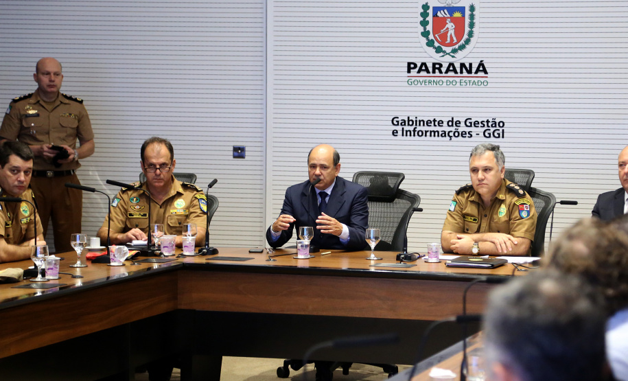 O balanço final da "Operação Verão" foi apresentado nesta quinta-feira (14), em reunião no Palácio Iguaçu, do governador Carlos Massa Ratinho Junior, o secretário da Segurança Pública e Administração Penitenciária, Luiz Felipe Carbonell, e representantes de todas as secretarias e órgãos envolvidos nas atividades..Foto de Gilson Abreu/ANPr - 14.03.2019