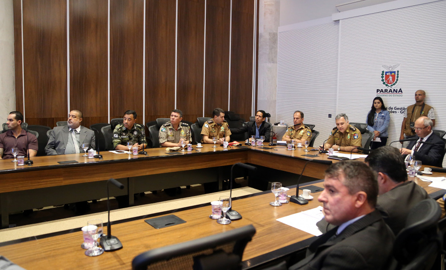 O balanço final da "Operação Verão" foi apresentado nesta quinta-feira (14), em reunião no Palácio Iguaçu, do governador Carlos Massa Ratinho Junior, o secretário da Segurança Pública e Administração Penitenciária, Luiz Felipe Carbonell, e representantes de todas as secretarias e órgãos envolvidos nas atividades..Foto de Gilson Abreu/ANPr - 14.03.2019