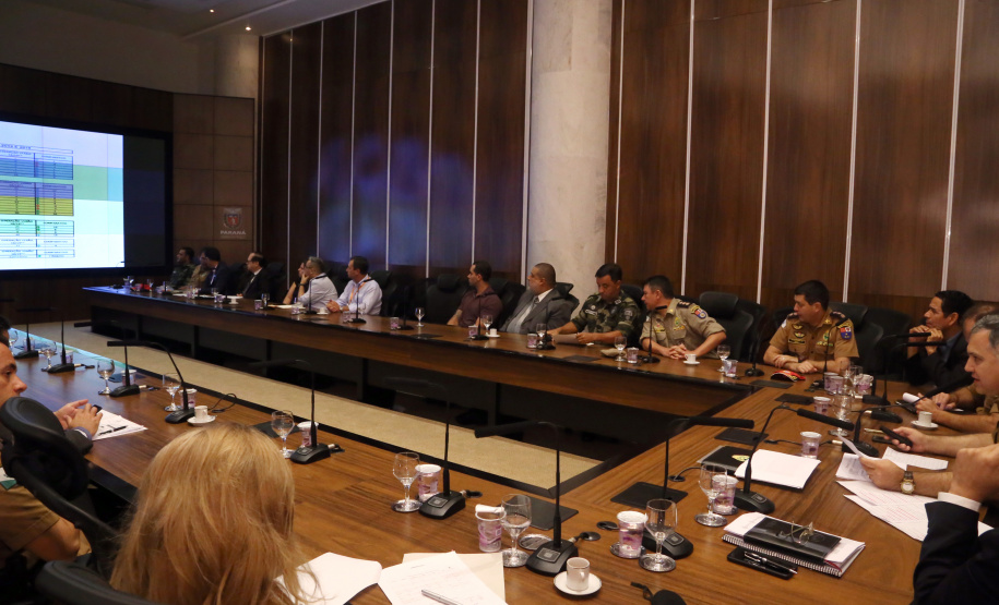 O balanço final da "Operação Verão" foi apresentado nesta quinta-feira (14), em reunião no Palácio Iguaçu, do governador Carlos Massa Ratinho Junior, o secretário da Segurança Pública e Administração Penitenciária, Luiz Felipe Carbonell, e representantes de todas as secretarias e órgãos envolvidos nas atividades..Foto de Gilson Abreu/ANPr - 14.03.2019