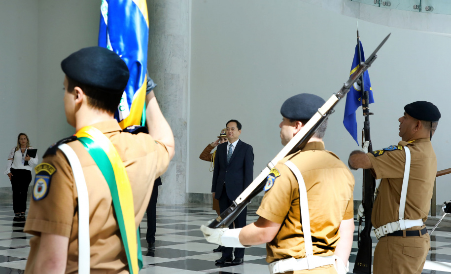 A China quer ser parceira do Paraná em obras de infraestrutura, com grande interesse no projeto do corredor bioceânico, que ligará os portos de Paranaguá, no Litoral do Estado, ao de Antofagasta, no Chile. O assunto foi tratado nesta quinta-feira (14) entre o governador Carlos Massa Ratinho Junior e o embaixador da República Popular da China, Yang Wanming, no Palácio Iguaçu. - . Curitiba,14/03/2019 Foto:Jaelson Lucas/ANPr