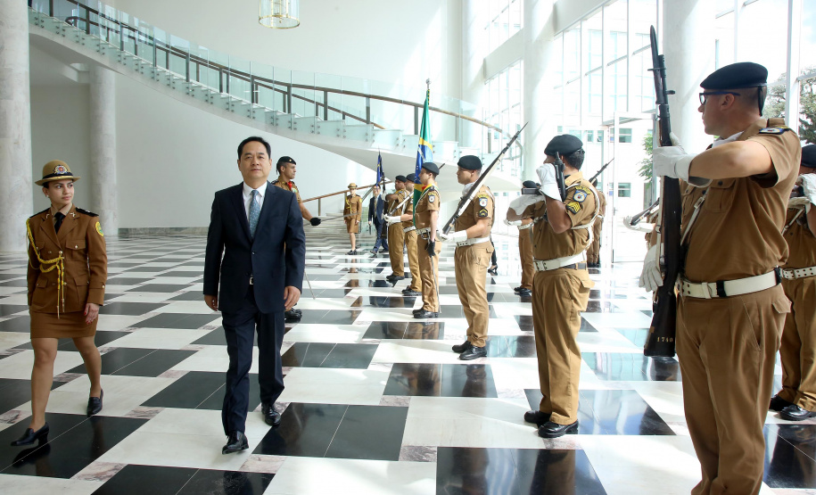 A China quer ser parceira do Paraná em obras de infraestrutura, com grande interesse no projeto do corredor bioceânico, que ligará os portos de Paranaguá, no Litoral do Estado, ao de Antofagasta, no Chile. O assunto foi tratado nesta quinta-feira (14) entre o governador Carlos Massa Ratinho Junior e o embaixador da República Popular da China, Yang Wanming, no Palácio Iguaçu. - . Curitiba,14/03/2019 Foto:Jaelson Lucas/ANPr