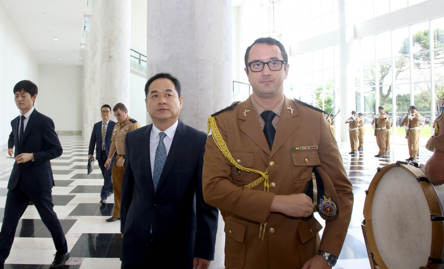 A China quer ser parceira do Paraná em obras de infraestrutura, com grande interesse no projeto do corredor bioceânico, que ligará os portos de Paranaguá, no Litoral do Estado, ao de Antofagasta, no Chile. O assunto foi tratado nesta quinta-feira (14) entre o governador Carlos Massa Ratinho Junior e o embaixador da República Popular da China, Yang Wanming, no Palácio Iguaçu. - . Curitiba,14/03/2019 Foto:Jaelson Lucas/ANPr