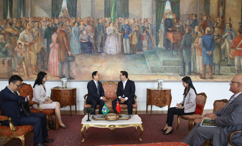 A China quer ser parceira do Paraná em obras de infraestrutura, com grande interesse no projeto do corredor bioceânico, que ligará os portos de Paranaguá, no Litoral do Estado, ao de Antofagasta, no Chile. O assunto foi tratado nesta quinta-feira (14) entre o governador Carlos Massa Ratinho Junior e o embaixador da República Popular da China, Yang Wanming, no Palácio Iguaçu. - . Curitiba,14/03/2019 Foto:Jaelson Lucas/ANPr