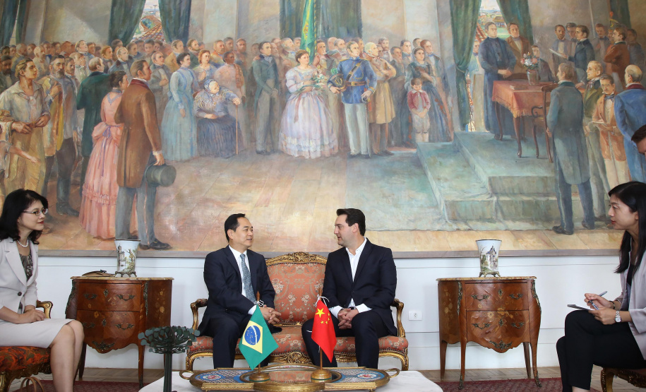 A China quer ser parceira do Paraná em obras de infraestrutura, com grande interesse no projeto do corredor bioceânico, que ligará os portos de Paranaguá, no Litoral do Estado, ao de Antofagasta, no Chile. O assunto foi tratado nesta quinta-feira (14) entre o governador Carlos Massa Ratinho Junior e o embaixador da República Popular da China, Yang Wanming, no Palácio Iguaçu. - . Curitiba,14/03/2019 Foto:Jaelson Lucas/ANPr