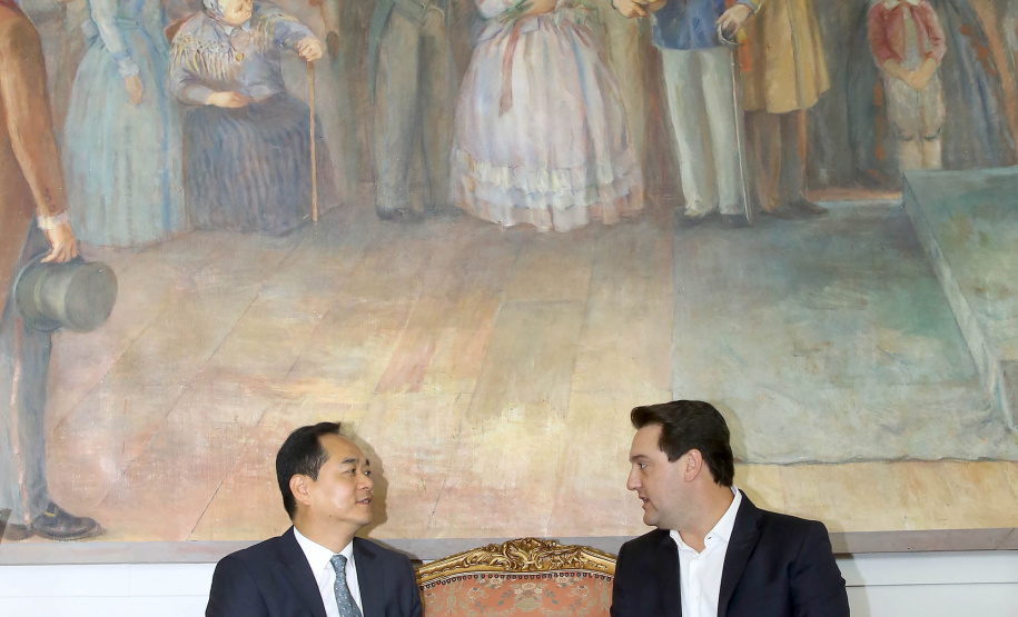 A China quer ser parceira do Paraná em obras de infraestrutura, com grande interesse no projeto do corredor bioceânico, que ligará os portos de Paranaguá, no Litoral do Estado, ao de Antofagasta, no Chile. O assunto foi tratado nesta quinta-feira (14) entre o governador Carlos Massa Ratinho Junior e o embaixador da República Popular da China, Yang Wanming, no Palácio Iguaçu. - . Curitiba,14/03/2019 Foto:Jaelson Lucas/ANPr