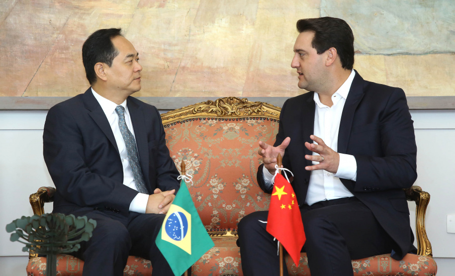 A China quer ser parceira do Paraná em obras de infraestrutura, com grande interesse no projeto do corredor bioceânico, que ligará os portos de Paranaguá, no Litoral do Estado, ao de Antofagasta, no Chile. O assunto foi tratado nesta quinta-feira (14) entre o governador Carlos Massa Ratinho Junior e o embaixador da República Popular da China, Yang Wanming, no Palácio Iguaçu. - . Curitiba,14/03/2019 Foto:Jaelson Lucas/ANPr