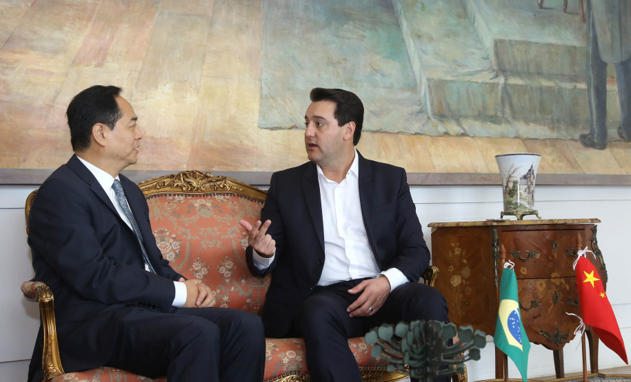 A China quer ser parceira do Paraná em obras de infraestrutura, com grande interesse no projeto do corredor bioceânico, que ligará os portos de Paranaguá, no Litoral do Estado, ao de Antofagasta, no Chile. O assunto foi tratado nesta quinta-feira (14) entre o governador Carlos Massa Ratinho Junior e o embaixador da República Popular da China, Yang Wanming, no Palácio Iguaçu. - . Curitiba,14/03/2019 Foto:Jaelson Lucas/ANPr