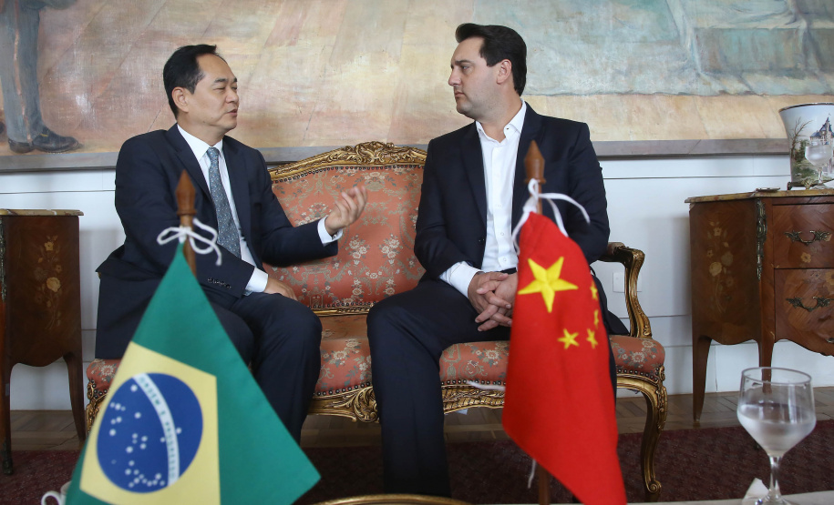 A China quer ser parceira do Paraná em obras de infraestrutura, com grande interesse no projeto do corredor bioceânico, que ligará os portos de Paranaguá, no Litoral do Estado, ao de Antofagasta, no Chile. O assunto foi tratado nesta quinta-feira (14) entre o governador Carlos Massa Ratinho Junior e o embaixador da República Popular da China, Yang Wanming, no Palácio Iguaçu. - . Curitiba,14/03/2019 Foto:Jaelson Lucas/ANPr