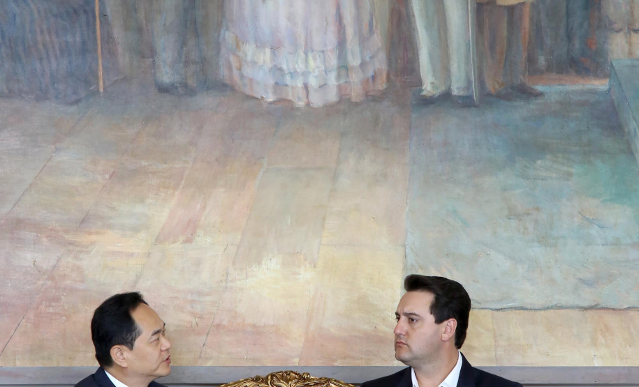 A China quer ser parceira do Paraná em obras de infraestrutura, com grande interesse no projeto do corredor bioceânico, que ligará os portos de Paranaguá, no Litoral do Estado, ao de Antofagasta, no Chile. O assunto foi tratado nesta quinta-feira (14) entre o governador Carlos Massa Ratinho Junior e o embaixador da República Popular da China, Yang Wanming, no Palácio Iguaçu. - . Curitiba,14/03/2019 Foto:Jaelson Lucas/ANPr