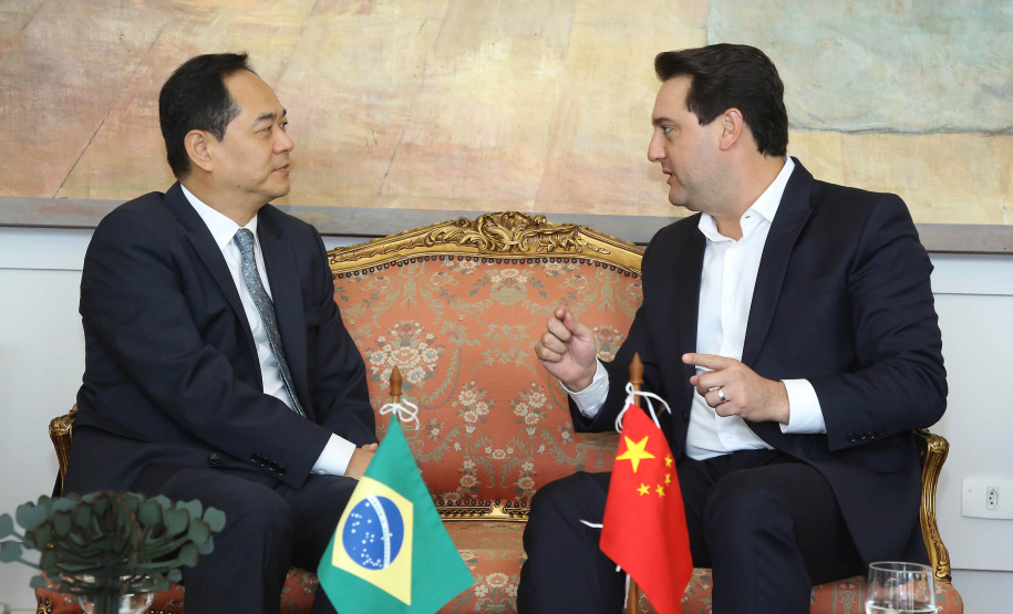 A China quer ser parceira do Paraná em obras de infraestrutura, com grande interesse no projeto do corredor bioceânico, que ligará os portos de Paranaguá, no Litoral do Estado, ao de Antofagasta, no Chile. O assunto foi tratado nesta quinta-feira (14) entre o governador Carlos Massa Ratinho Junior e o embaixador da República Popular da China, Yang Wanming, no Palácio Iguaçu. - . Curitiba,14/03/2019 Foto:Jaelson Lucas/ANPr