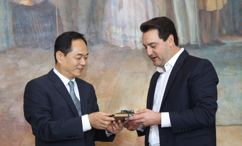 A China quer ser parceira do Paraná em obras de infraestrutura, com grande interesse no projeto do corredor bioceânico, que ligará os portos de Paranaguá, no Litoral do Estado, ao de Antofagasta, no Chile. O assunto foi tratado nesta quinta-feira (14) entre o governador Carlos Massa Ratinho Junior e o embaixador da República Popular da China, Yang Wanming, no Palácio Iguaçu. - . Curitiba,14/03/2019 Foto:Jaelson Lucas/ANPr