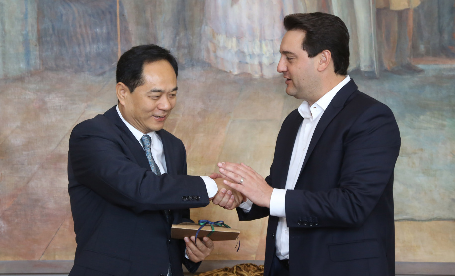 A China quer ser parceira do Paraná em obras de infraestrutura, com grande interesse no projeto do corredor bioceânico, que ligará os portos de Paranaguá, no Litoral do Estado, ao de Antofagasta, no Chile. O assunto foi tratado nesta quinta-feira (14) entre o governador Carlos Massa Ratinho Junior e o embaixador da República Popular da China, Yang Wanming, no Palácio Iguaçu. - . Curitiba,14/03/2019 Foto:Jaelson Lucas/ANPr