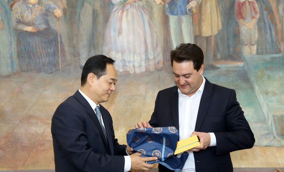 A China quer ser parceira do Paraná em obras de infraestrutura, com grande interesse no projeto do corredor bioceânico, que ligará os portos de Paranaguá, no Litoral do Estado, ao de Antofagasta, no Chile. O assunto foi tratado nesta quinta-feira (14) entre o governador Carlos Massa Ratinho Junior e o embaixador da República Popular da China, Yang Wanming, no Palácio Iguaçu. - . Curitiba,14/03/2019 Foto:Jaelson Lucas/ANPr