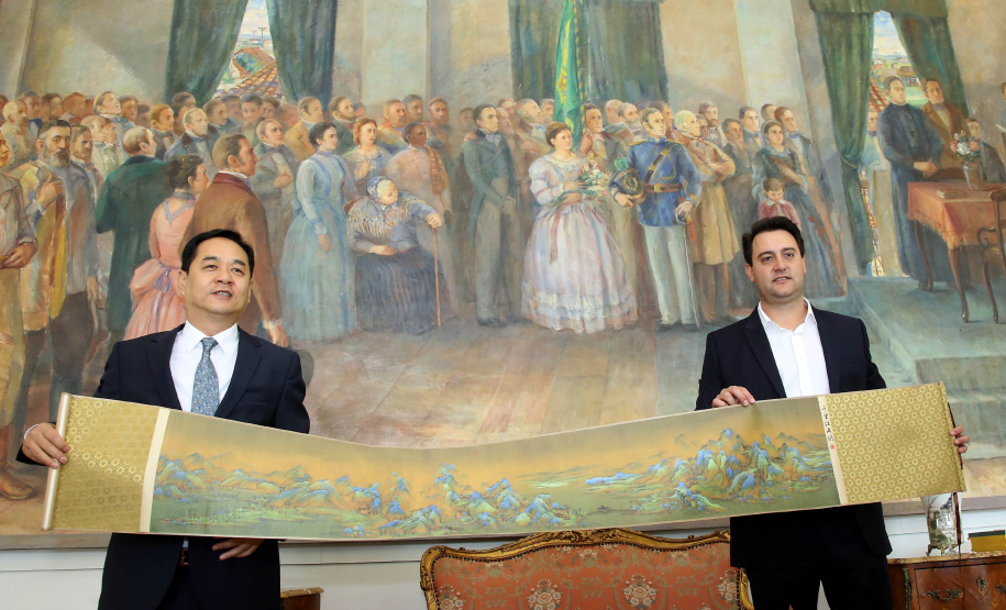 A China quer ser parceira do Paraná em obras de infraestrutura, com grande interesse no projeto do corredor bioceânico, que ligará os portos de Paranaguá, no Litoral do Estado, ao de Antofagasta, no Chile. O assunto foi tratado nesta quinta-feira (14) entre o governador Carlos Massa Ratinho Junior e o embaixador da República Popular da China, Yang Wanming, no Palácio Iguaçu. - . Curitiba,14/03/2019 Foto:Jaelson Lucas/ANPr