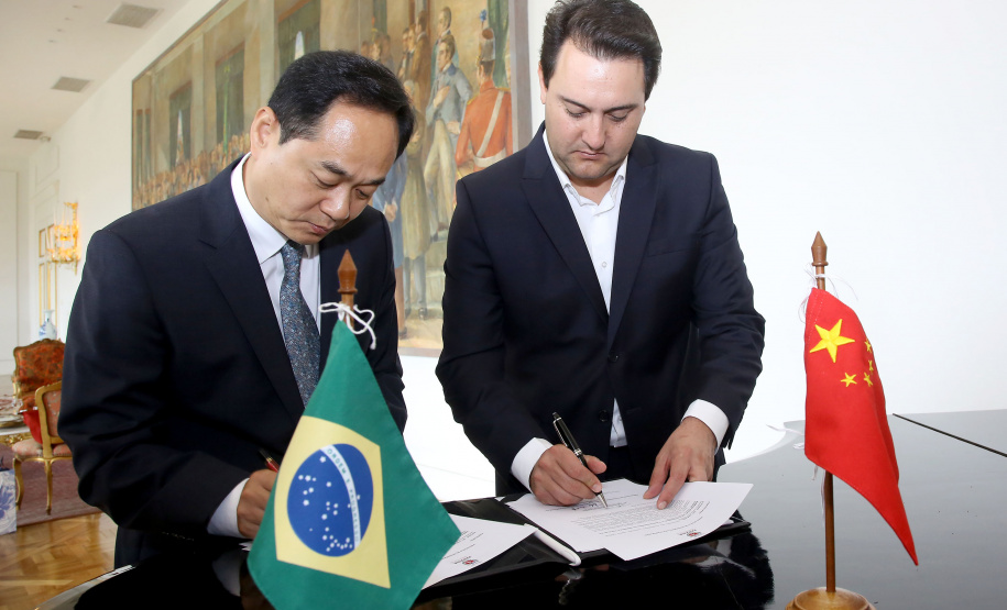 A China quer ser parceira do Paraná em obras de infraestrutura, com grande interesse no projeto do corredor bioceânico, que ligará os portos de Paranaguá, no Litoral do Estado, ao de Antofagasta, no Chile. O assunto foi tratado nesta quinta-feira (14) entre o governador Carlos Massa Ratinho Junior e o embaixador da República Popular da China, Yang Wanming, no Palácio Iguaçu. - . Curitiba,14/03/2019 Foto:Jaelson Lucas/ANPr