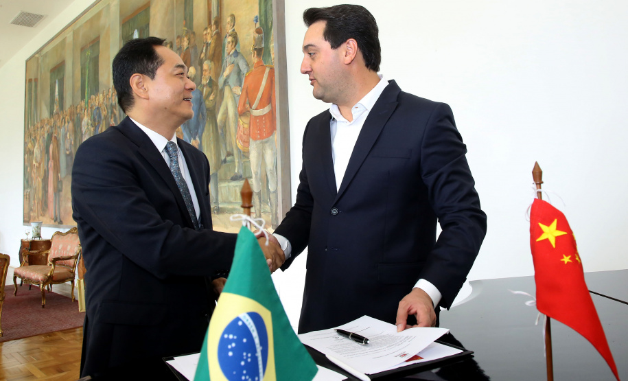 A China quer ser parceira do Paraná em obras de infraestrutura, com grande interesse no projeto do corredor bioceânico, que ligará os portos de Paranaguá, no Litoral do Estado, ao de Antofagasta, no Chile. O assunto foi tratado nesta quinta-feira (14) entre o governador Carlos Massa Ratinho Junior e o embaixador da República Popular da China, Yang Wanming, no Palácio Iguaçu. - . Curitiba,14/03/2019 Foto:Jaelson Lucas/ANPr