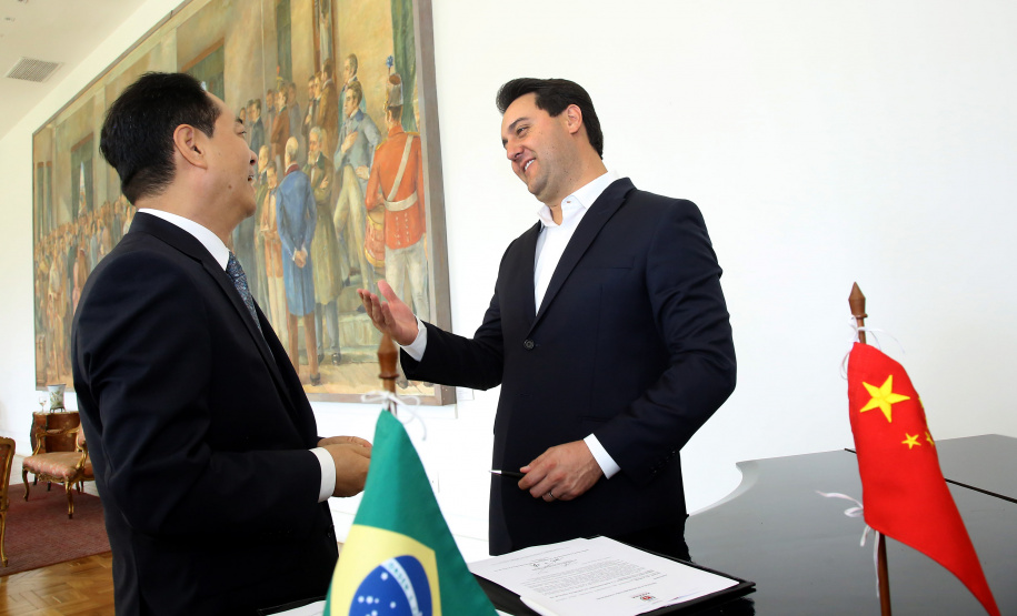 A China quer ser parceira do Paraná em obras de infraestrutura, com grande interesse no projeto do corredor bioceânico, que ligará os portos de Paranaguá, no Litoral do Estado, ao de Antofagasta, no Chile. O assunto foi tratado nesta quinta-feira (14) entre o governador Carlos Massa Ratinho Junior e o embaixador da República Popular da China, Yang Wanming, no Palácio Iguaçu. - . Curitiba,14/03/2019 Foto:Jaelson Lucas/ANPr