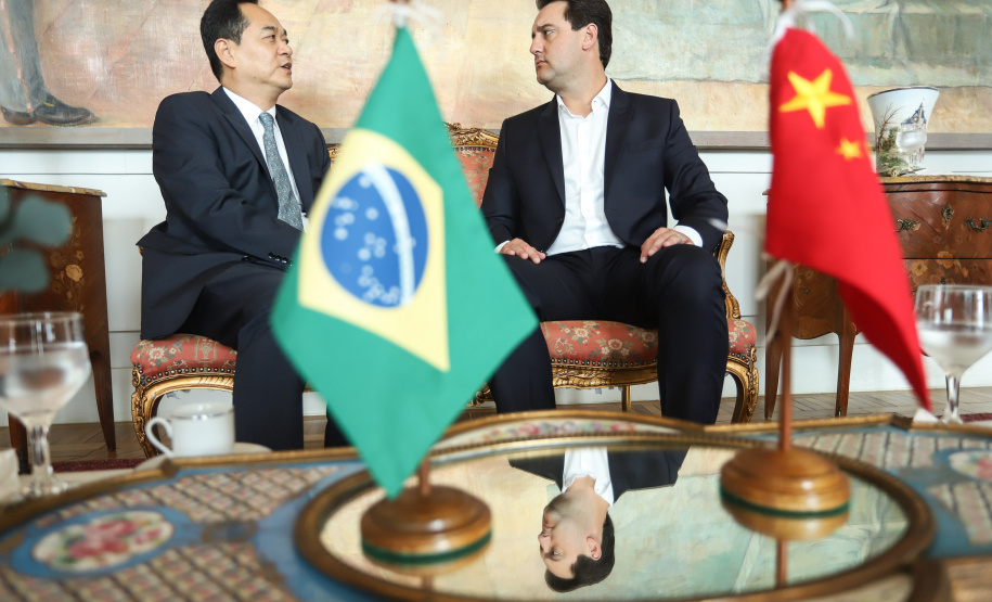 A China quer ser parceira do Paraná em obras de infraestrutura, com grande interesse no projeto do corredor bioceânico, que ligará os portos de Paranaguá, no Litoral do Estado, ao de Antofagasta, no Chile. O assunto foi tratado nesta quinta-feira (14) entre o governador Carlos Massa Ratinho Junior e o embaixador da República Popular da China, Yang Wanming, no Palácio Iguaçu. - . Curitiba,14/03/2019 Foto: Rodrigo Félix Leal/ANPr
