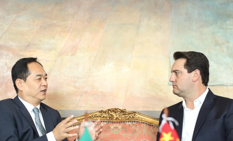 A China quer ser parceira do Paraná em obras de infraestrutura, com grande interesse no projeto do corredor bioceânico, que ligará os portos de Paranaguá, no Litoral do Estado, ao de Antofagasta, no Chile. O assunto foi tratado nesta quinta-feira (14) entre o governador Carlos Massa Ratinho Junior e o embaixador da República Popular da China, Yang Wanming, no Palácio Iguaçu. - . Curitiba,14/03/2019 Foto: Rodrigo Félix Leal/ANPr