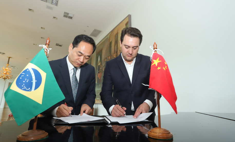 A China quer ser parceira do Paraná em obras de infraestrutura, com grande interesse no projeto do corredor bioceânico, que ligará os portos de Paranaguá, no Litoral do Estado, ao de Antofagasta, no Chile. O assunto foi tratado nesta quinta-feira (14) entre o governador Carlos Massa Ratinho Junior e o embaixador da República Popular da China, Yang Wanming, no Palácio Iguaçu. - . Curitiba,14/03/2019 Foto: Rodrigo Félix Leal/ANPr