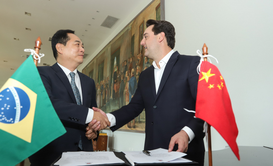 A China quer ser parceira do Paraná em obras de infraestrutura, com grande interesse no projeto do corredor bioceânico, que ligará os portos de Paranaguá, no Litoral do Estado, ao de Antofagasta, no Chile. O assunto foi tratado nesta quinta-feira (14) entre o governador Carlos Massa Ratinho Junior e o embaixador da República Popular da China, Yang Wanming, no Palácio Iguaçu. - . Curitiba,14/03/2019 Foto: Rodrigo Félix Leal/ANPr