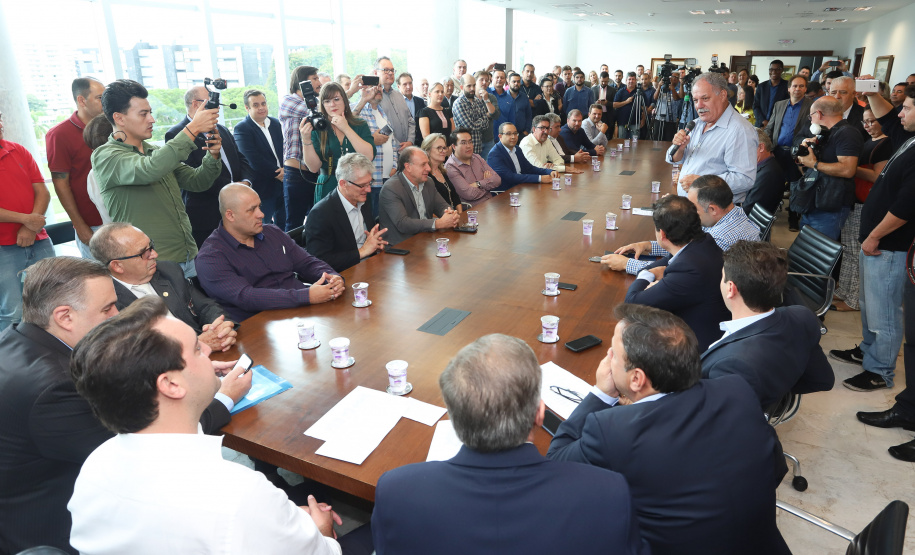 O governador Carlos Massa Ratinho Junior assinou nesta quinta-feira (14) contratos para a construção de 872 novas moradias populares em 15 municípios paranaenses. Os projetos foram desenvolvidos em diferentes programas coordenados pela Companhia de Habitação do Paraná (Cohapar) em parceria com as prefeituras e receberão investimentos de R$ 68,8 milhões. Foto: Rodrigo Felix Leal/ANPr