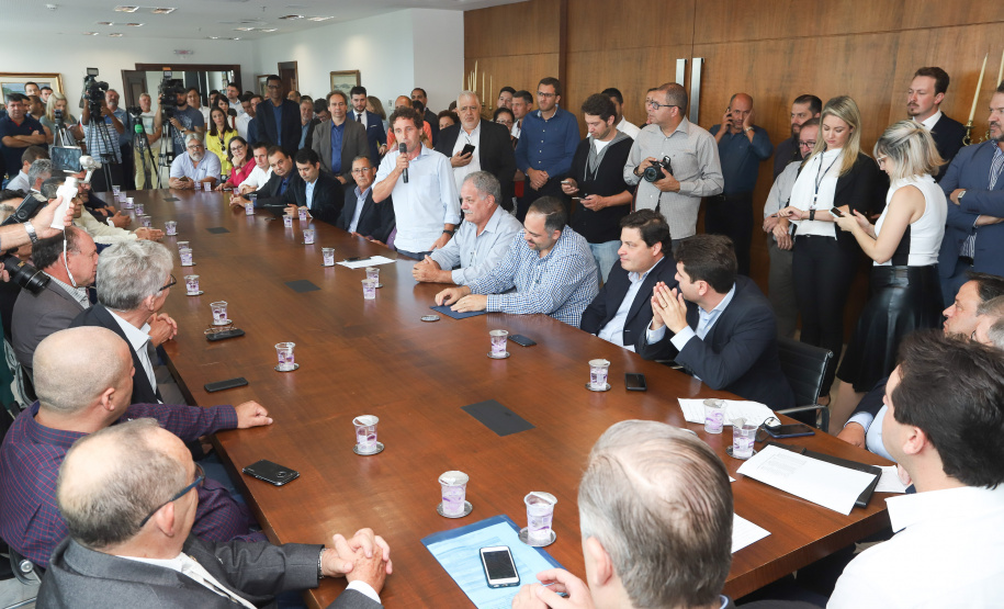 O governador Carlos Massa Ratinho Junior assinou nesta quinta-feira (14) contratos para a construção de 872 novas moradias populares em 15 municípios paranaenses. Os projetos foram desenvolvidos em diferentes programas coordenados pela Companhia de Habitação do Paraná (Cohapar) em parceria com as prefeituras e receberão investimentos de R$ 68,8 milhões. Foto: Rodrigo Felix Leal/ANPr