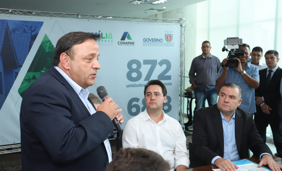 O governador Carlos Massa Ratinho Junior assinou nesta quinta-feira (14) contratos para a construção de 872 novas moradias populares em 15 municípios paranaenses. Os projetos foram desenvolvidos em diferentes programas coordenados pela Companhia de Habitação do Paraná (Cohapar) em parceria com as prefeituras e receberão investimentos de R$ 68,8 milhões. Foto: Rodrigo Felix Leal/ANPr
