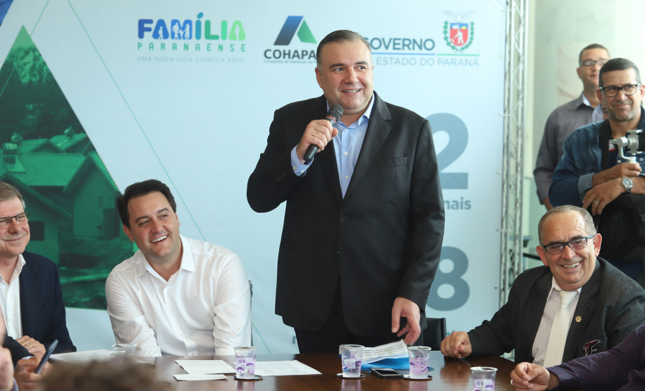 O governador Carlos Massa Ratinho Junior assinou nesta quinta-feira (14) contratos para a construção de 872 novas moradias populares em 15 municípios paranaenses. Os projetos foram desenvolvidos em diferentes programas coordenados pela Companhia de Habitação do Paraná (Cohapar) em parceria com as prefeituras e receberão investimentos de R$ 68,8 milhões. Foto: Rodrigo Felix Leal/ANPr