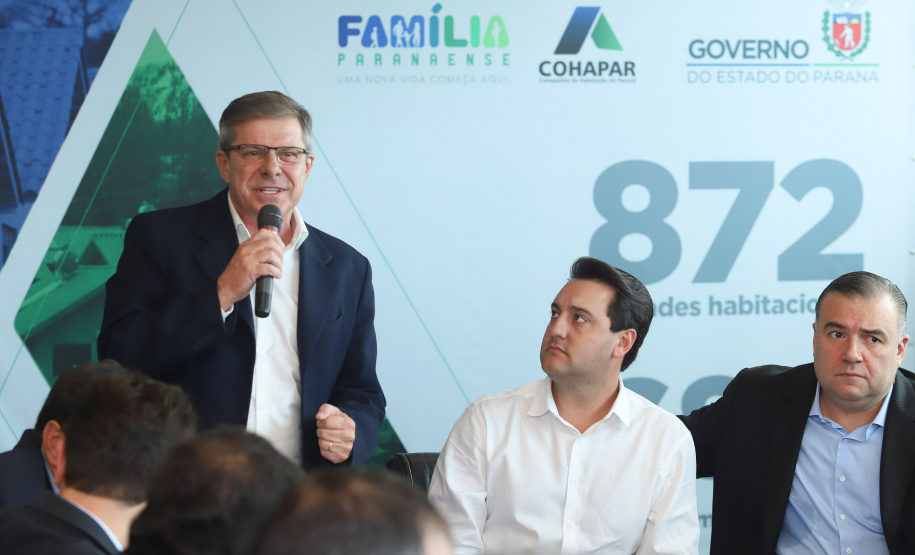 O governador Carlos Massa Ratinho Junior assinou nesta quinta-feira (14) contratos para a construção de 872 novas moradias populares em 15 municípios paranaenses. Os projetos foram desenvolvidos em diferentes programas coordenados pela Companhia de Habitação do Paraná (Cohapar) em parceria com as prefeituras e receberão investimentos de R$ 68,8 milhões. Foto: Rodrigo Felix Leal/ANPr