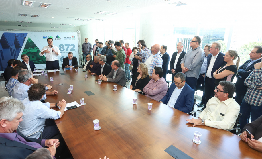 O governador Carlos Massa Ratinho Junior assinou nesta quinta-feira (14) contratos para a construção de 872 novas moradias populares em 15 municípios paranaenses. Os projetos foram desenvolvidos em diferentes programas coordenados pela Companhia de Habitação do Paraná (Cohapar) em parceria com as prefeituras e receberão investimentos de R$ 68,8 milhões. Foto: Rodrigo Felix Leal/ANPr