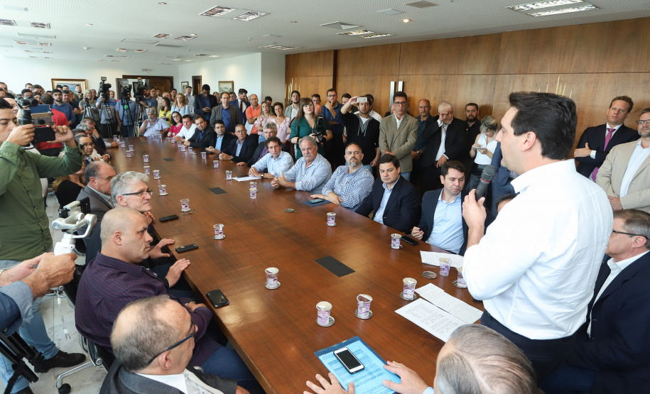 O governador Carlos Massa Ratinho Junior assinou nesta quinta-feira (14) contratos para a construção de 872 novas moradias populares em 15 municípios paranaenses. Os projetos foram desenvolvidos em diferentes programas coordenados pela Companhia de Habitação do Paraná (Cohapar) em parceria com as prefeituras e receberão investimentos de R$ 68,8 milhões. Foto: Rodrigo Felix Leal/ANPr