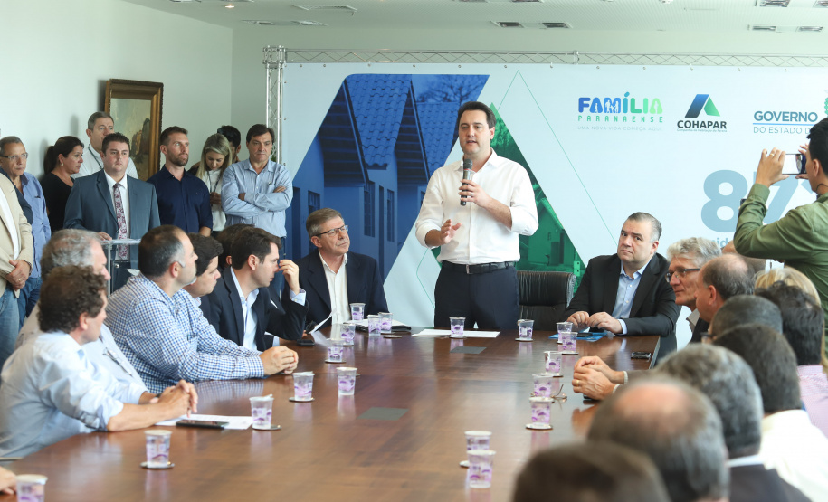 O governador Carlos Massa Ratinho Junior assinou nesta quinta-feira (14) contratos para a construção de 872 novas moradias populares em 15 municípios paranaenses. Os projetos foram desenvolvidos em diferentes programas coordenados pela Companhia de Habitação do Paraná (Cohapar) em parceria com as prefeituras e receberão investimentos de R$ 68,8 milhões. Foto: Rodrigo Felix Leal/ANPr