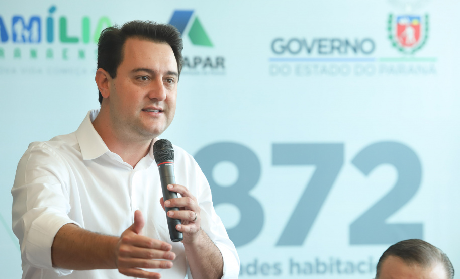 O governador Carlos Massa Ratinho Junior assinou nesta quinta-feira (14) contratos para a construção de 872 novas moradias populares em 15 municípios paranaenses. Os projetos foram desenvolvidos em diferentes programas coordenados pela Companhia de Habitação do Paraná (Cohapar) em parceria com as prefeituras e receberão investimentos de R$ 68,8 milhões. Foto: Rodrigo Felix Leal/ANPr