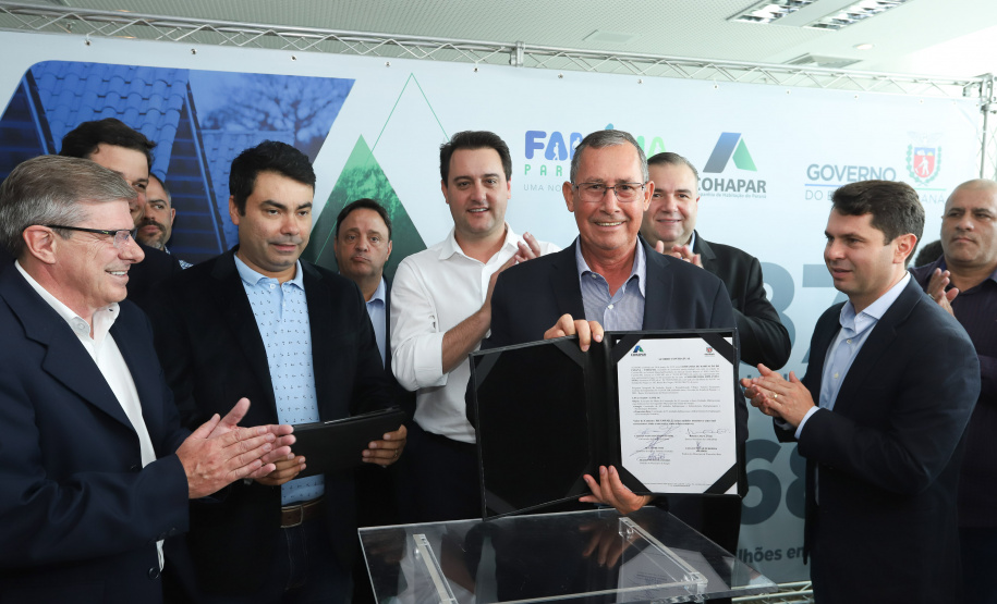 O governador Carlos Massa Ratinho Junior assinou nesta quinta-feira (14) contratos para a construção de 872 novas moradias populares em 15 municípios paranaenses. Os projetos foram desenvolvidos em diferentes programas coordenados pela Companhia de Habitação do Paraná (Cohapar) em parceria com as prefeituras e receberão investimentos de R$ 68,8 milhões. Foto: Rodrigo Felix Leal/ANPr