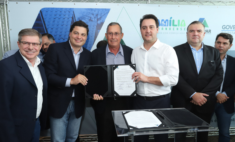 O governador Carlos Massa Ratinho Junior assinou nesta quinta-feira (14) contratos para a construção de 872 novas moradias populares em 15 municípios paranaenses. Os projetos foram desenvolvidos em diferentes programas coordenados pela Companhia de Habitação do Paraná (Cohapar) em parceria com as prefeituras e receberão investimentos de R$ 68,8 milhões. Foto: Rodrigo Felix Leal/ANPr
