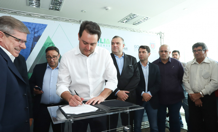 O governador Carlos Massa Ratinho Junior assinou nesta quinta-feira (14) contratos para a construção de 872 novas moradias populares em 15 municípios paranaenses. Os projetos foram desenvolvidos em diferentes programas coordenados pela Companhia de Habitação do Paraná (Cohapar) em parceria com as prefeituras e receberão investimentos de R$ 68,8 milhões. Foto: Rodrigo Felix Leal/ANPr