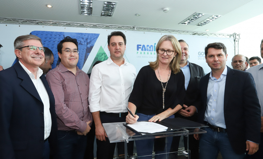 O governador Carlos Massa Ratinho Junior assinou nesta quinta-feira (14) contratos para a construção de 872 novas moradias populares em 15 municípios paranaenses. Os projetos foram desenvolvidos em diferentes programas coordenados pela Companhia de Habitação do Paraná (Cohapar) em parceria com as prefeituras e receberão investimentos de R$ 68,8 milhões. Foto: Rodrigo Felix Leal/ANPr
