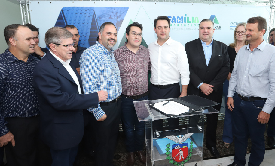 O governador Carlos Massa Ratinho Junior assinou nesta quinta-feira (14) contratos para a construção de 872 novas moradias populares em 15 municípios paranaenses. Os projetos foram desenvolvidos em diferentes programas coordenados pela Companhia de Habitação do Paraná (Cohapar) em parceria com as prefeituras e receberão investimentos de R$ 68,8 milhões. Foto: Rodrigo Felix Leal/ANPr