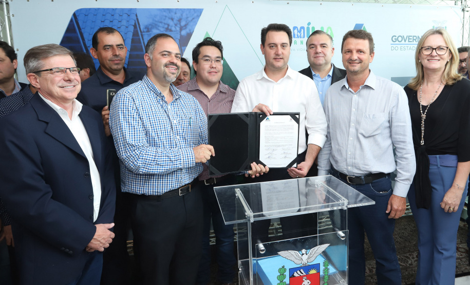 O governador Carlos Massa Ratinho Junior assinou nesta quinta-feira (14) contratos para a construção de 872 novas moradias populares em 15 municípios paranaenses. Os projetos foram desenvolvidos em diferentes programas coordenados pela Companhia de Habitação do Paraná (Cohapar) em parceria com as prefeituras e receberão investimentos de R$ 68,8 milhões. Foto: Rodrigo Felix Leal/ANPr