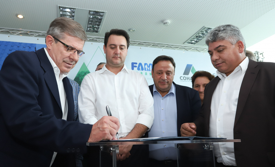 O governador Carlos Massa Ratinho Junior assinou nesta quinta-feira (14) contratos para a construção de 872 novas moradias populares em 15 municípios paranaenses. Os projetos foram desenvolvidos em diferentes programas coordenados pela Companhia de Habitação do Paraná (Cohapar) em parceria com as prefeituras e receberão investimentos de R$ 68,8 milhões. Foto: Rodrigo Felix Leal/ANPr