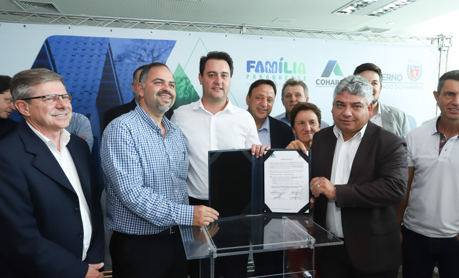 O governador Carlos Massa Ratinho Junior assinou nesta quinta-feira (14) contratos para a construção de 872 novas moradias populares em 15 municípios paranaenses. Os projetos foram desenvolvidos em diferentes programas coordenados pela Companhia de Habitação do Paraná (Cohapar) em parceria com as prefeituras e receberão investimentos de R$ 68,8 milhões. Foto: Rodrigo Felix Leal/ANPr